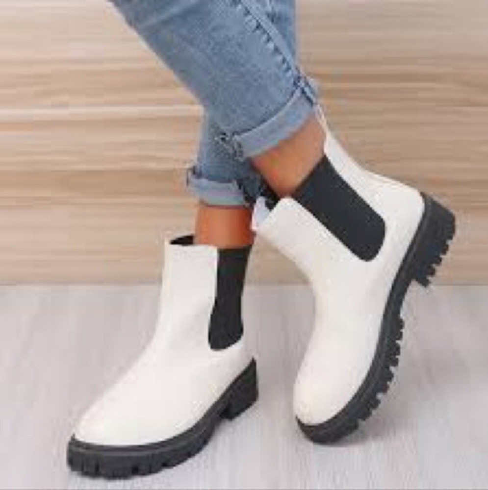 SODA Stylish White Ankle Boots EUC